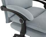 Nahaufnahme eines grauen Chefsessels mit gepolsterten Armlehnen und ergonomischem Design, seitliche Perspektive.