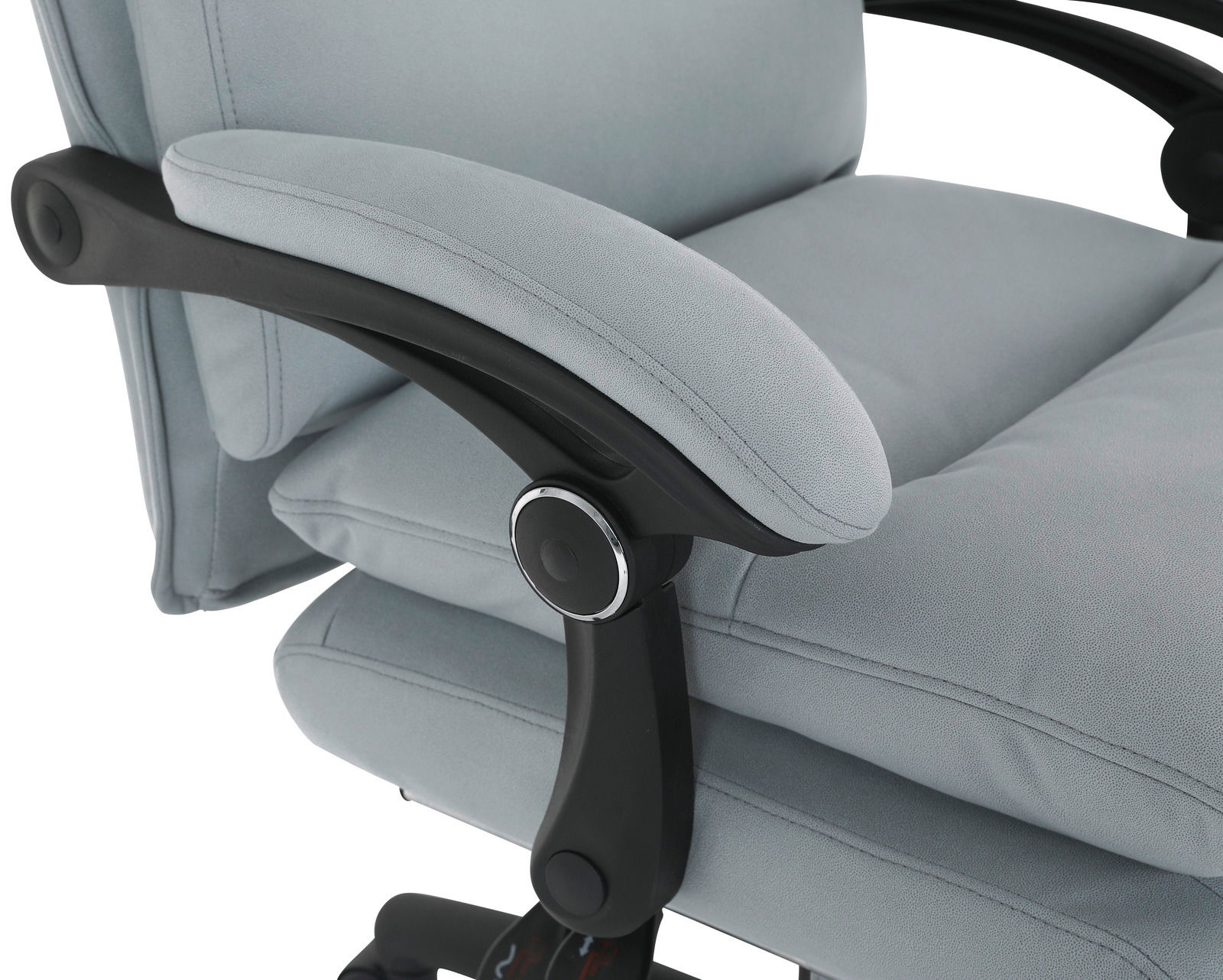 Nahaufnahme eines grauen Chefsessels mit gepolsterten Armlehnen und ergonomischem Design, seitliche Perspektive.