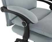 Nahaufnahme eines grauen Chefsessels mit gepolsterten Armlehnen und ergonomischem Design, seitliche Perspektive.