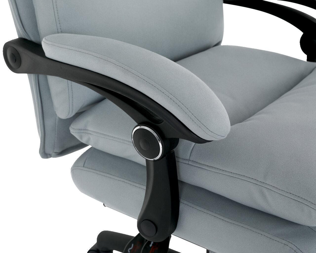 Nahaufnahme eines grauen Chefsessels mit gepolsterten Armlehnen und ergonomischem Design, seitliche Perspektive.