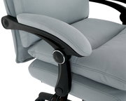 Nahaufnahme eines grauen Chefsessels mit gepolsterten Armlehnen und ergonomischem Design, seitliche Perspektive.