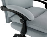 Nahaufnahme eines grauen Chefsessels mit gepolsterten Armlehnen und ergonomischem Design, seitliche Perspektive.