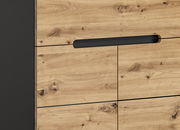 Nahaufnahme einer Sitzbank mit Holzoptik und schwarzem Griff, seitliche Perspektive