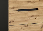 Nahaufnahme einer Sitzbank mit Holzoptik und schwarzem Griff, seitliche Perspektive