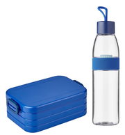 Blaues Lunchset bestehend aus einer rechteckigen Brotdose und einer transparenten Trinkflasche mit blauem Deckel und Griff, seitliche Perspektive.