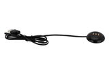 Schwarzes USB-Ladekabel mit rundem Anschluss und drei goldenen Kontakten, seitliche Perspektive.