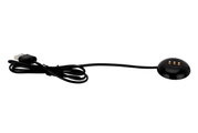 Schwarzes USB-Ladekabel mit rundem Anschluss und drei goldenen Kontakten, seitliche Perspektive.