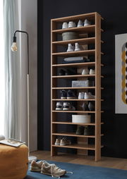 Holz-Schuhregal mit mehreren Ebenen, gefüllt mit verschiedenen Schuhen, seitliche Perspektive