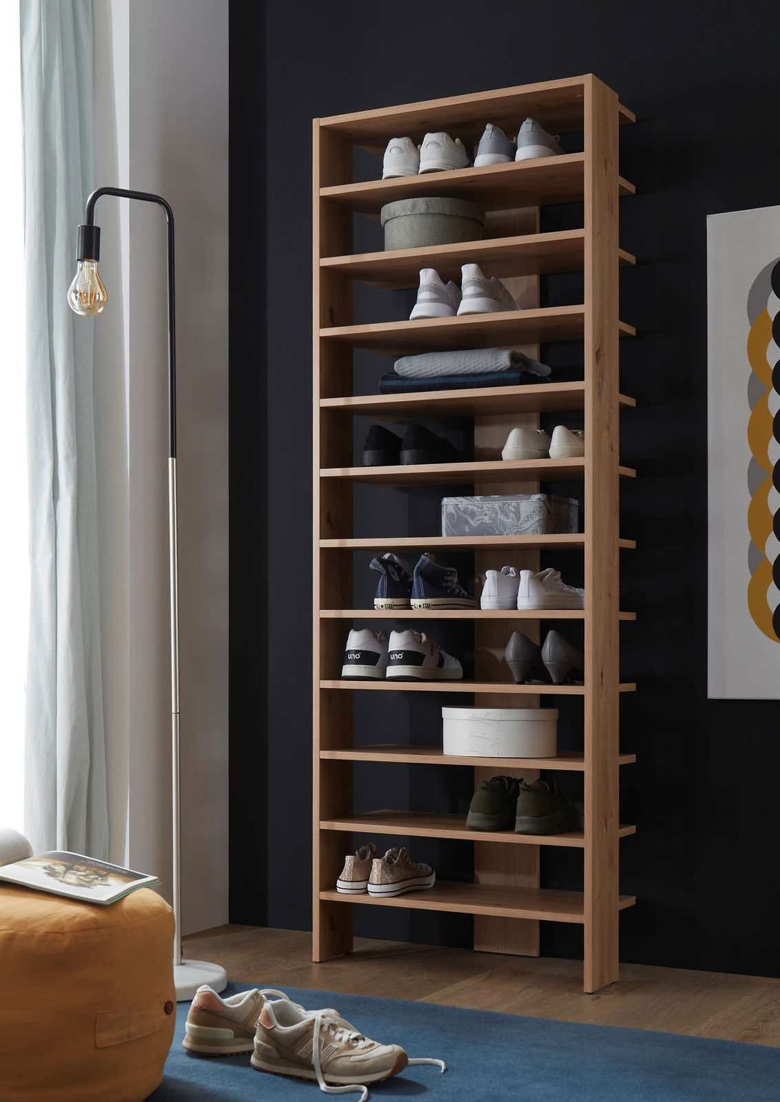 Holz-Schuhregal mit mehreren Ebenen, gefüllt mit verschiedenen Schuhen, seitliche Perspektive