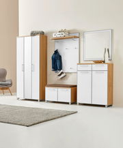 Moderne Garderobenkombination mit weißem und holzfarbenem Finish, bestehend aus einem XL-Dielenschrank, einem Schuhschrank, einem Garderobenpaneel mit Ablage und Haken, einer Sitzbank mit Kissen und einem Spiegel, seitliche Perspektive.