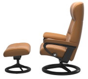 Zijaanzicht van een bruine fauteuil met bijpassende voetenbank, beide met een zwart metalen frame.