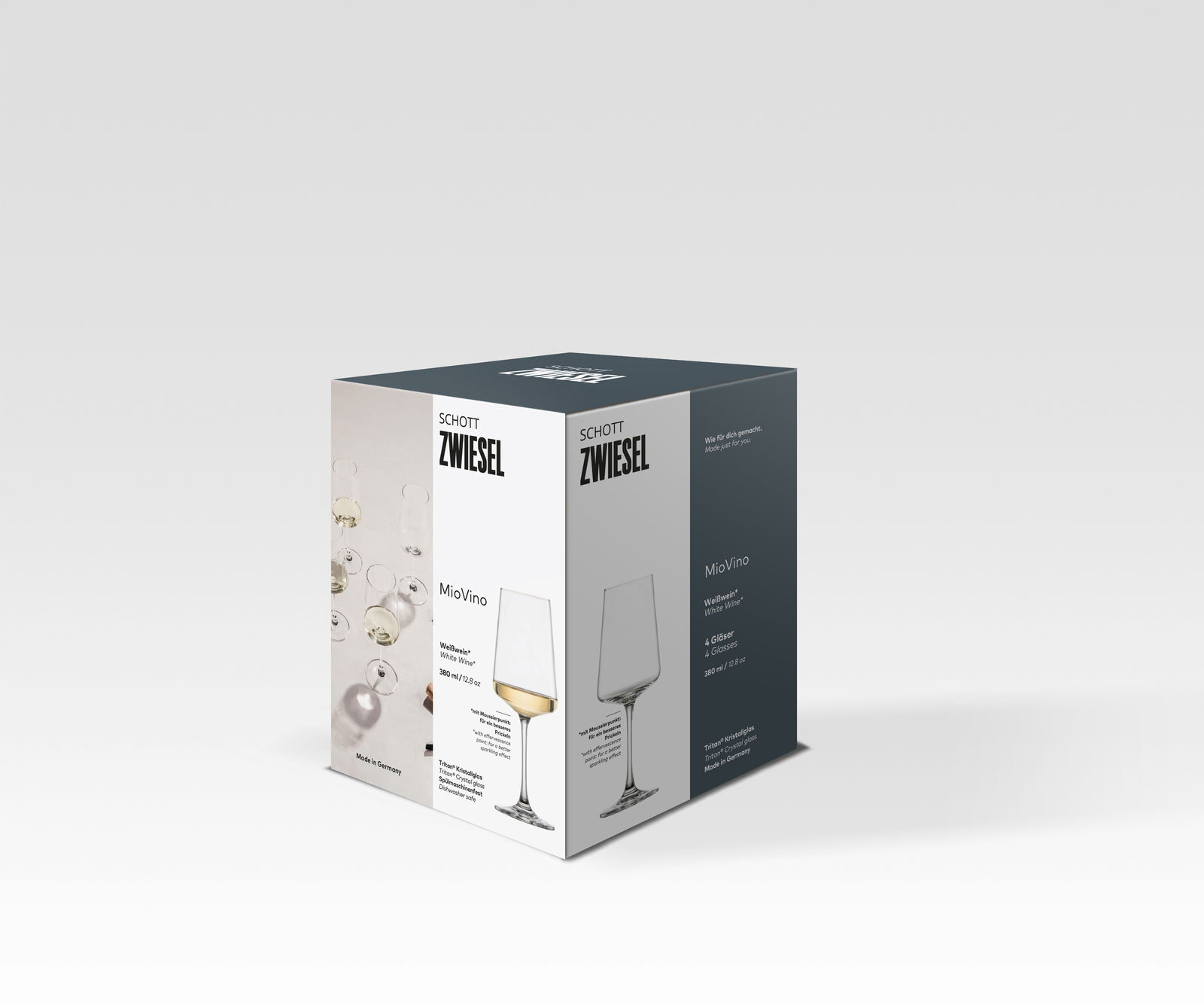 Verpackung eines 4er-Sets Weißweingläser von Schott Zwiesel, perspektivisch von vorne links fotografiert.