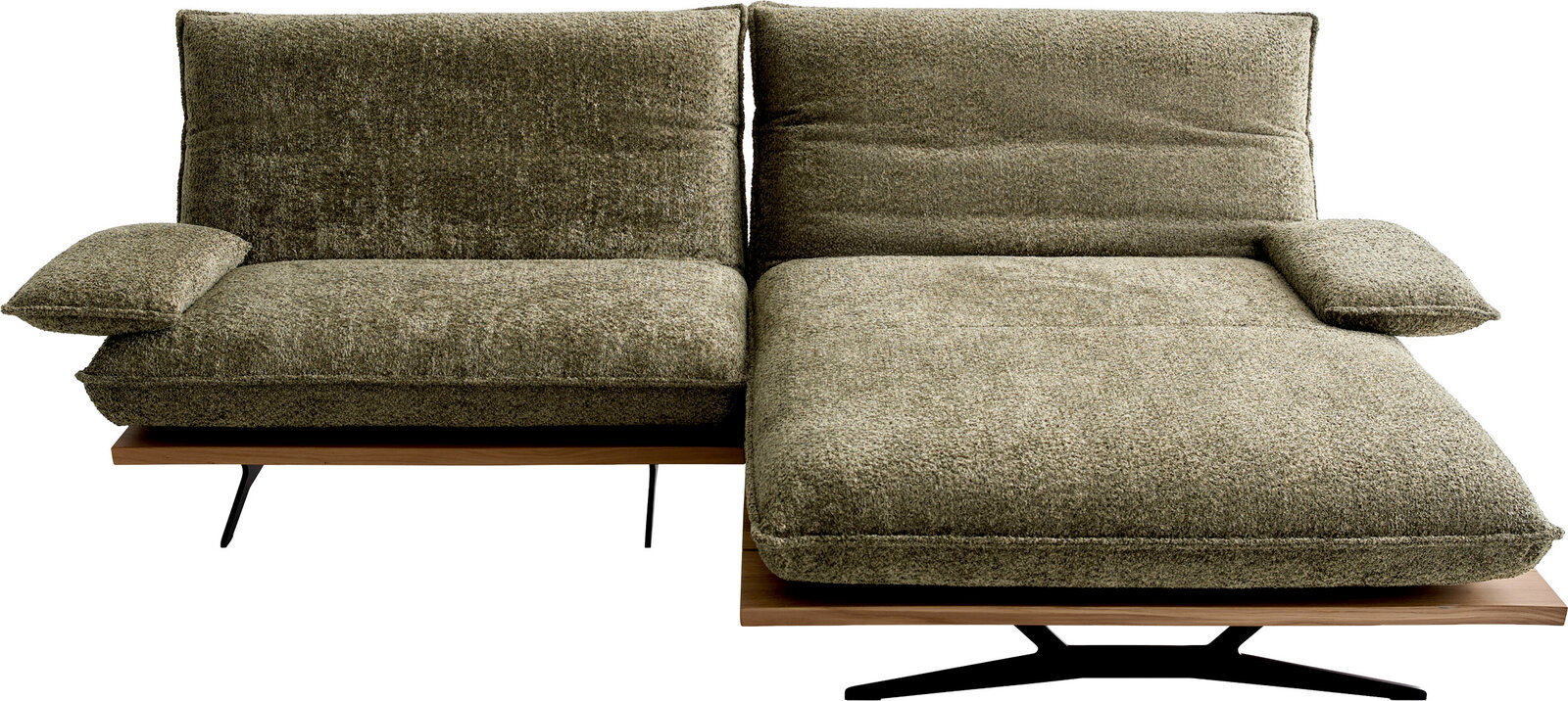 Modernes Ecksofa mit Recamiere rechts, olivgrün melierter Stoffbezug, zwei große Rückenkissen und breite Armlehnen, auf Holzsockel mit schwarzen Metallfüßen, freigestellt vor weißem Hintergrund, Frontansicht.