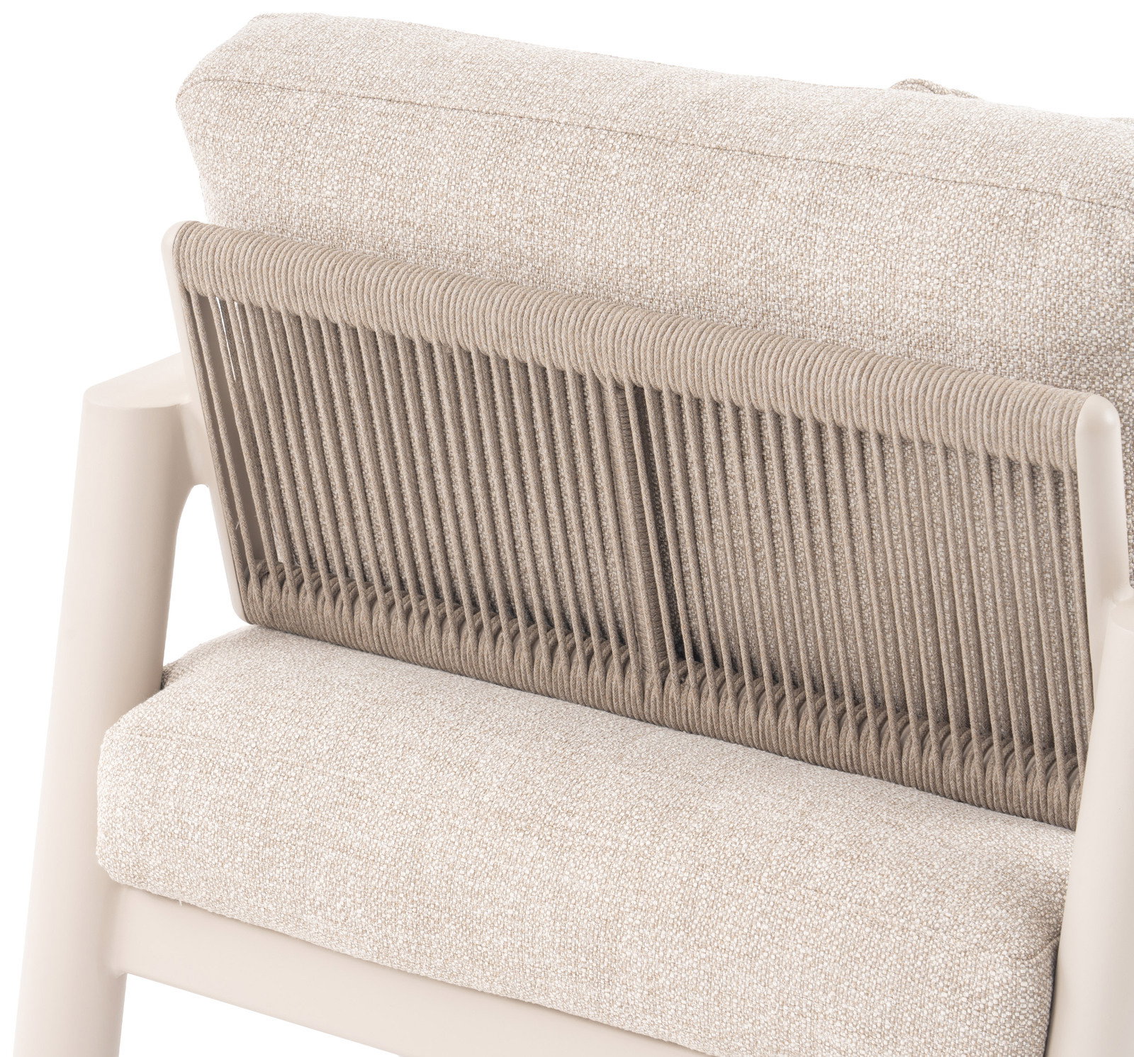 Rückansicht eines Loungesessels mit beigem Stoffbezug und geflochtener Rückenlehne.