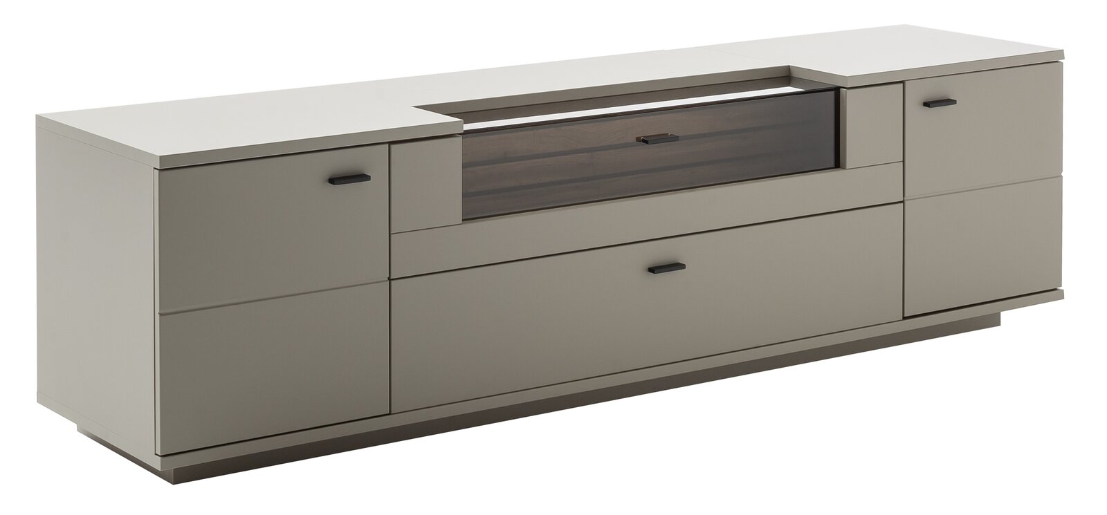 Modernes, niedriges Sideboard/TV-Lowboard in Greige mit weißer Deckplatte, schwarzen Griffen und mittlerem Glas-/Vitrinenelement, freigestellt auf weißem Hintergrund, in schräger Frontansicht von links.