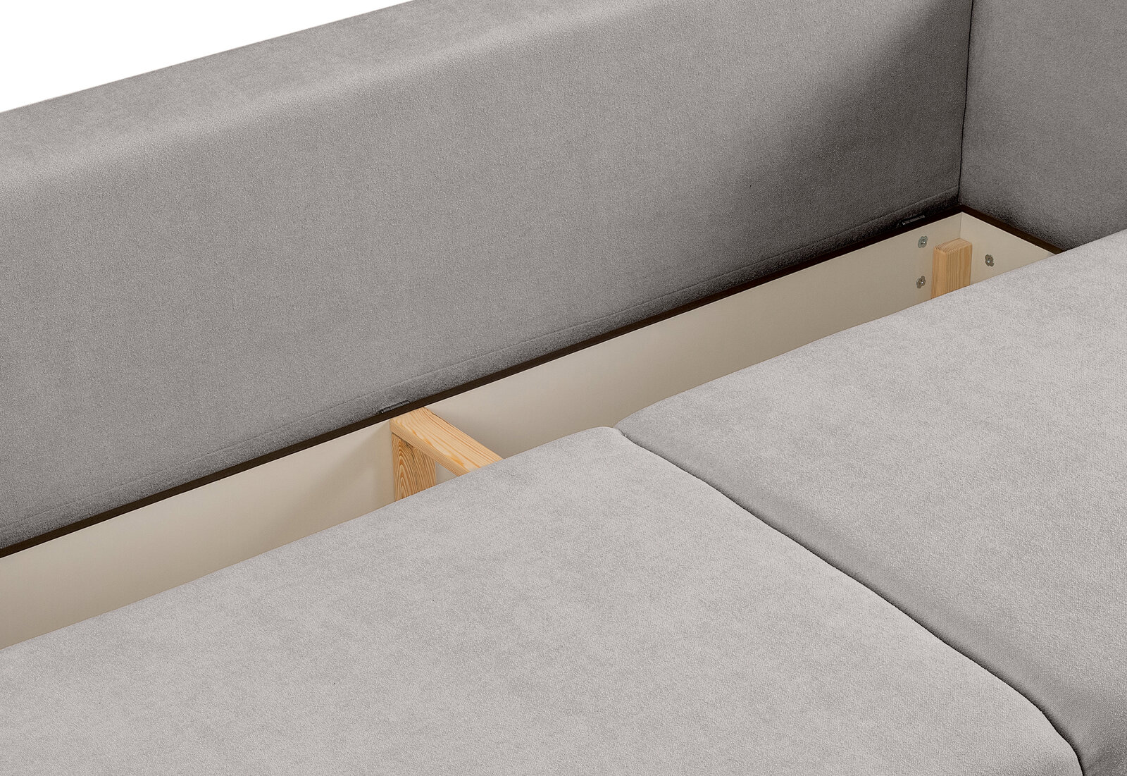 Detailansicht eines grauen Polsterbetts mit geöffnetem Bettkasten und sichtbaren Holzstreben im Inneren, fotografiert aus schräger Draufsicht von oben