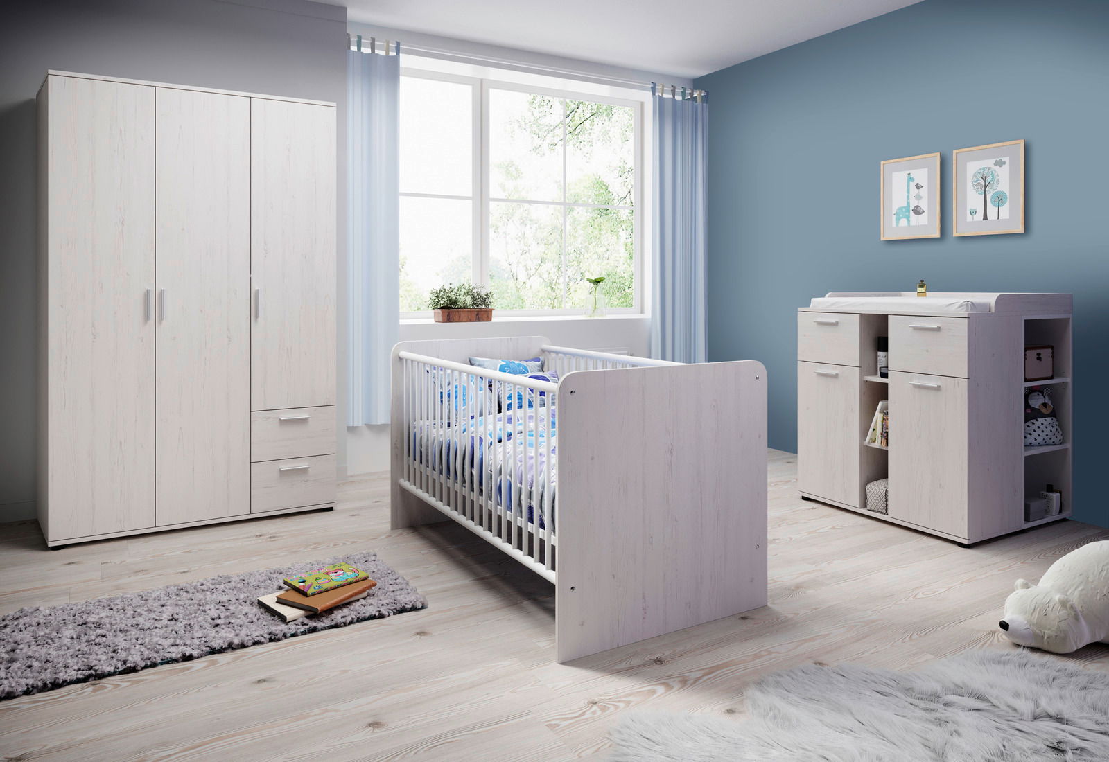 Kinderzimmer mit weißem Holzschrank, Gitterbett und Wickelkommode, seitliche Perspektive