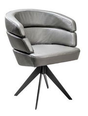 Moderner grauer Sessel mit gepolstertem Sitz und Rückenlehne, auf schwarzem Metallgestell, seitliche Perspektive