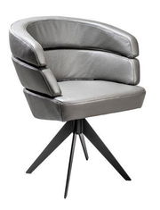 Moderner grauer Sessel mit gepolstertem Sitz und Rückenlehne, auf schwarzem Metallgestell, seitliche Perspektive