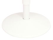 Nahaufnahme der Basis eines weißen Sitzhockers aus seitlicher Perspektive.