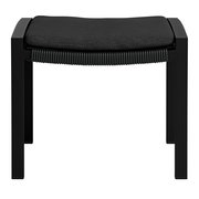 Moderner schwarzer Hocker mit gepolsterter Sitzfläche, Vorderansicht.