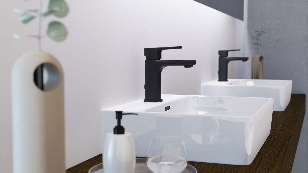 Moderne schwarze Waschtischarmatur in seitlicher Perspektive auf einem weißen Waschbecken montiert, mit minimalistischem Design und eleganter Ästhetik.