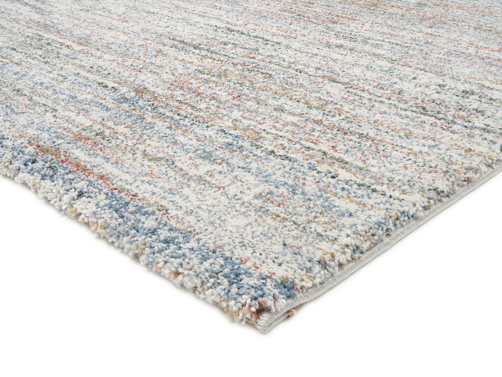 Frisé-Teppich in Nahaufnahme, zeigt eine bunte, strukturierte Oberfläche mit einem Mix aus Blau-, Rot- und Gelbtönen. Perspektive von der Seite.