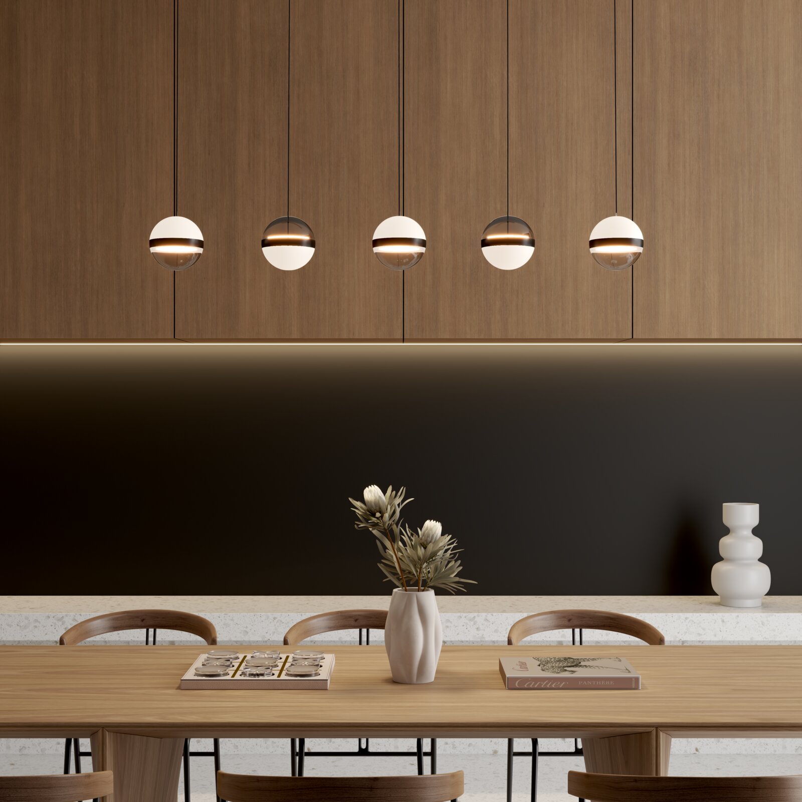 Novel LED-Hängeleuchte HÄNGELEUCHTE Moderne Pendelleuchten mit kugelförmigen Glas-Schirmen in einer Reihe über einem Esstisch vor Holzvertäfelung; Frontansicht auf Augenhöhe.