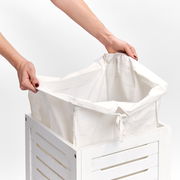 Wäschensammler aus weißem Holz mit herausnehmbarem Stoffeinsatz, seitliche Perspektive