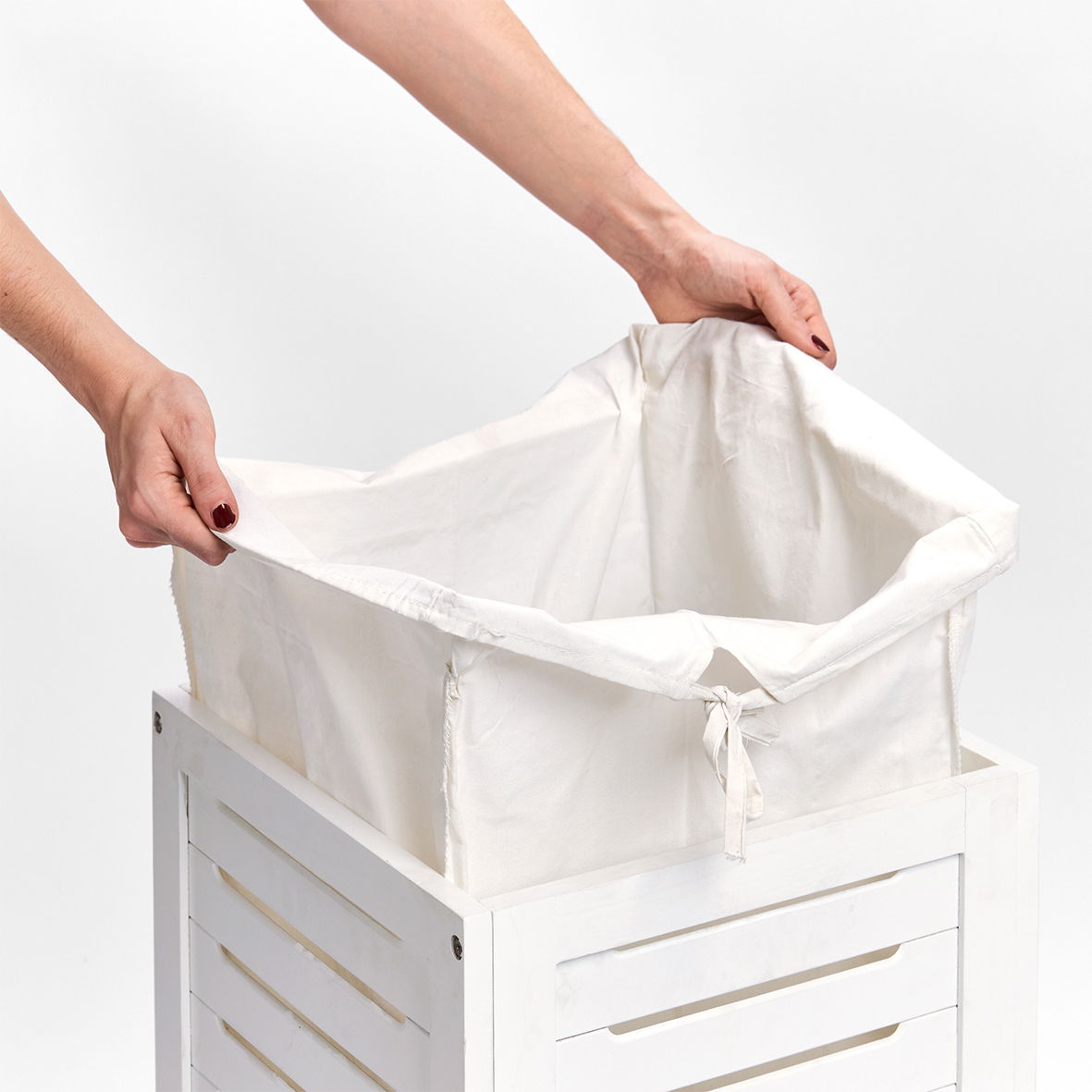 Wäschensammler aus weißem Holz mit herausnehmbarem Stoffeinsatz, seitliche Perspektive
