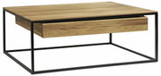 Moderner Couchtisch aus Holz mit schwarzem Metallrahmen, seitliche Perspektive