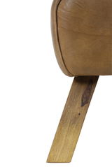 Nahaufnahme einer Bank mit braunem Lederbezug und schrägem Holzbein, seitliche Perspektive