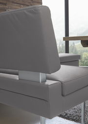 Nahaufnahme einer modernen grauen Eckbank mit Metallgestell, seitliche Perspektive.