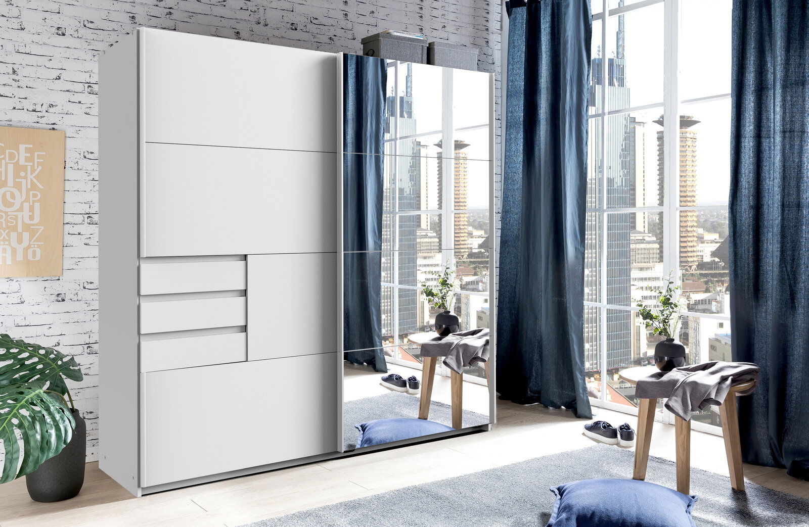 Moderner Schwebetürenschrank mit zwei Türen, eine davon mit Spiegel, in einem hellen Raum mit großen Fenstern und urbanem Ausblick, aus der Perspektive von vorne links.