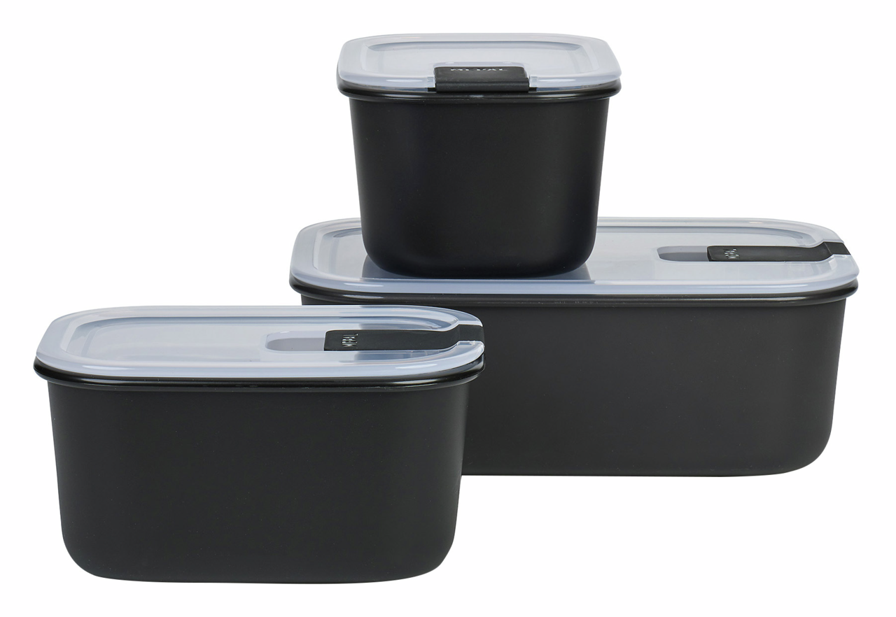 Drei schwarze Aufbewahrungsboxen mit transparenten Deckeln, gestapelt in einer leicht seitlichen Perspektive.