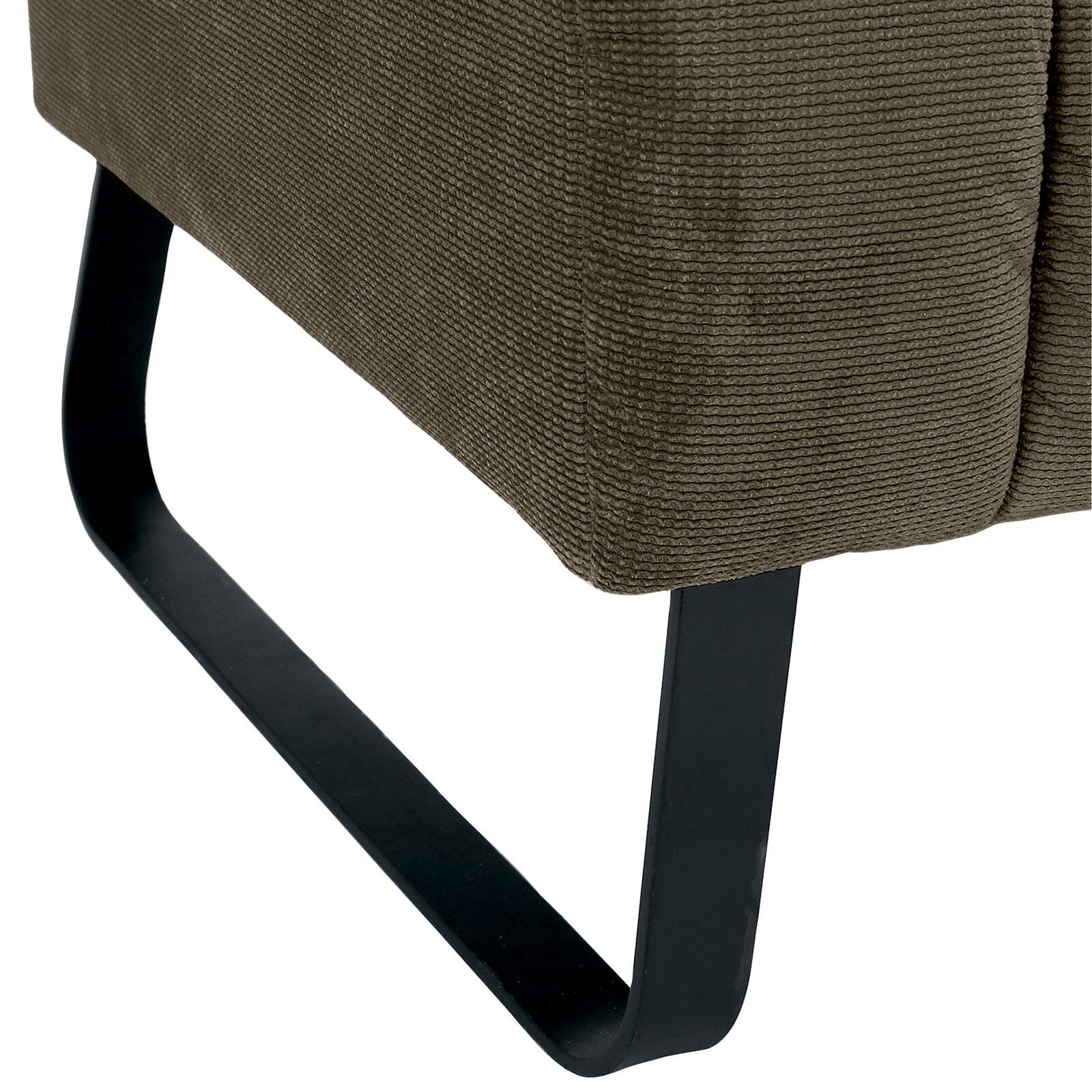 Nahaufnahme einer 2,5er-Sitzbank mit schwarzem Metallfuß und braunem Stoffbezug, seitliche Perspektive