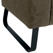 Nahaufnahme einer 2,5er-Sitzbank mit schwarzem Metallfuß und braunem Stoffbezug, seitliche Perspektive