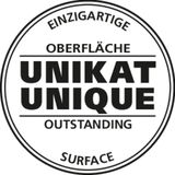 Rundes Siegel mit der Aufschrift 'Einzigartige Oberfläche, Unikat, Outstanding Surface' in Schwarz-Weiß, frontal betrachtet.
