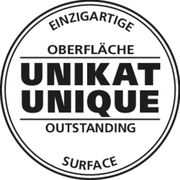 Rundes Siegel mit der Aufschrift 'Einzigartige Oberfläche, Unikat, Outstanding Surface' in Schwarz-Weiß, frontal betrachtet.