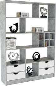 Grauer Raumteiler mit mehreren Fächern und Schubladen, dekoriert mit Büchern und Skulpturen. Frontalansicht.