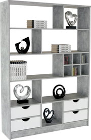 Grauer Raumteiler mit mehreren Fächern und Schubladen, dekoriert mit Büchern und Skulpturen. Frontalansicht.