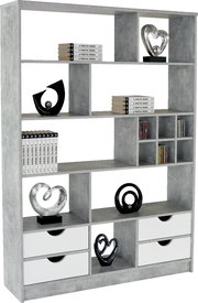 Grauer Raumteiler mit mehreren Fächern und Schubladen, dekoriert mit Büchern und Skulpturen. Frontalansicht.