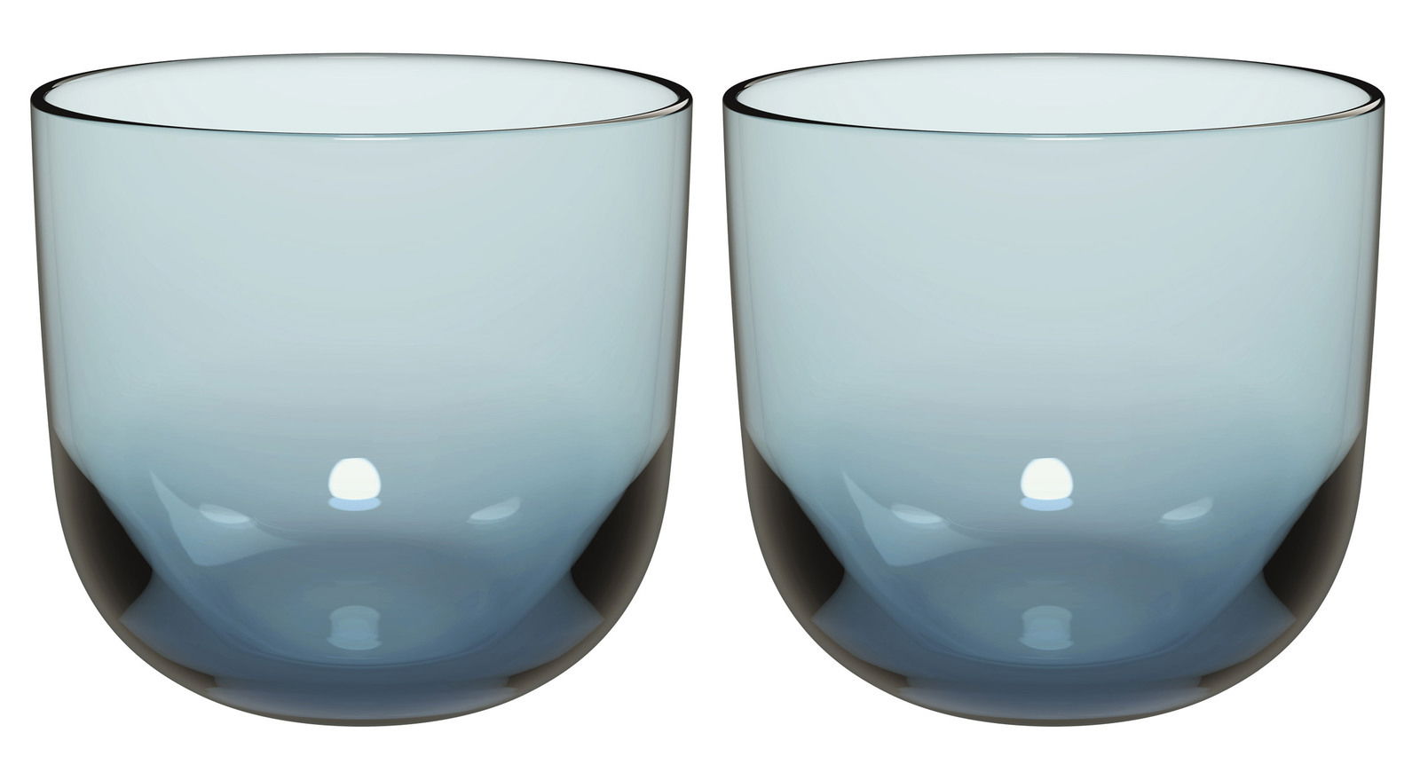 Zwei elegante, leicht getönte Wassergläser aus der Frontalperspektive.