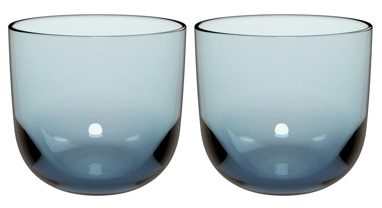 Zwei elegante, leicht getönte Wassergläser aus der Frontalperspektive.
