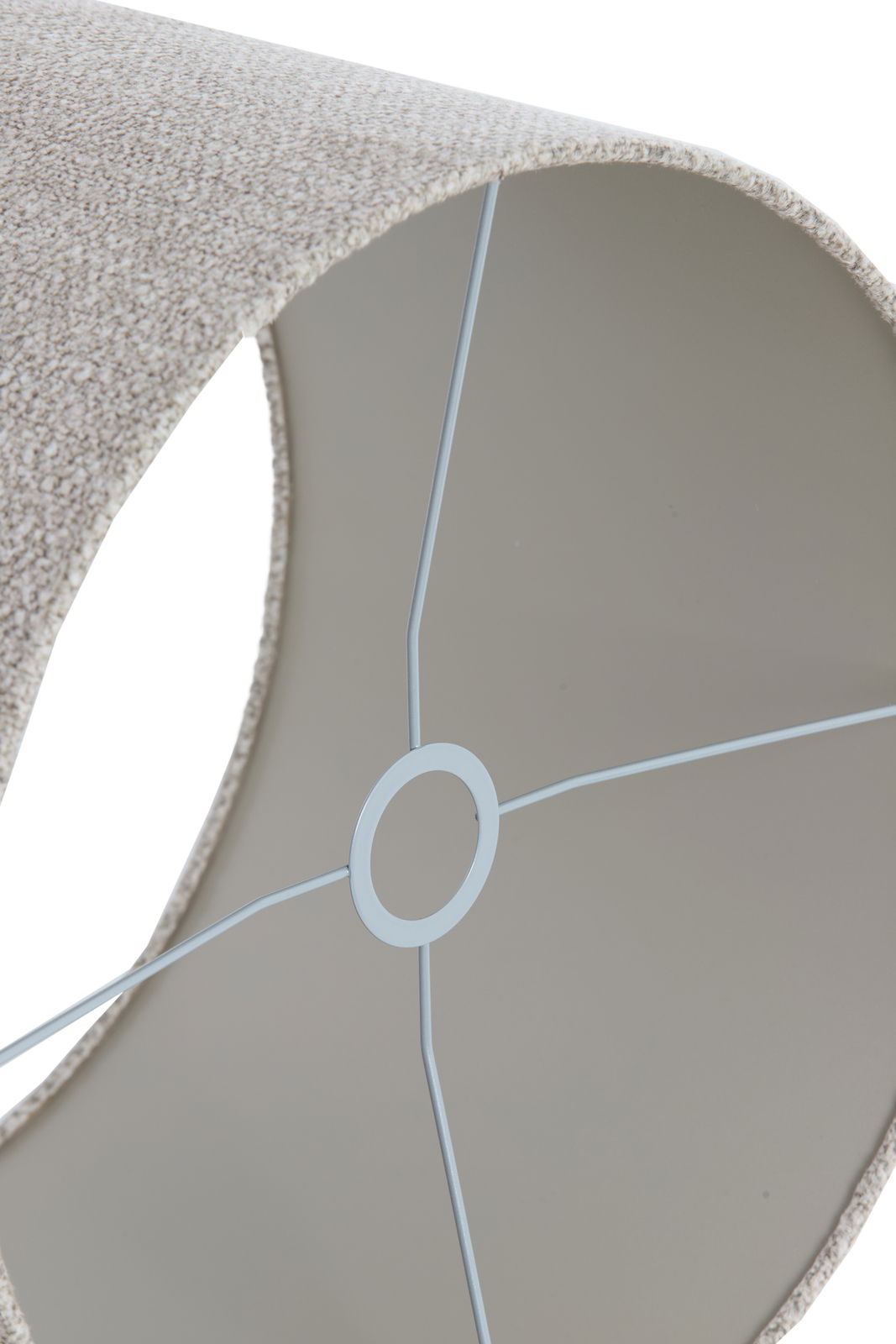 Nahaufnahme eines beige strukturierten Lampenschirms von innen, mit Drahtgestell sichtbar.