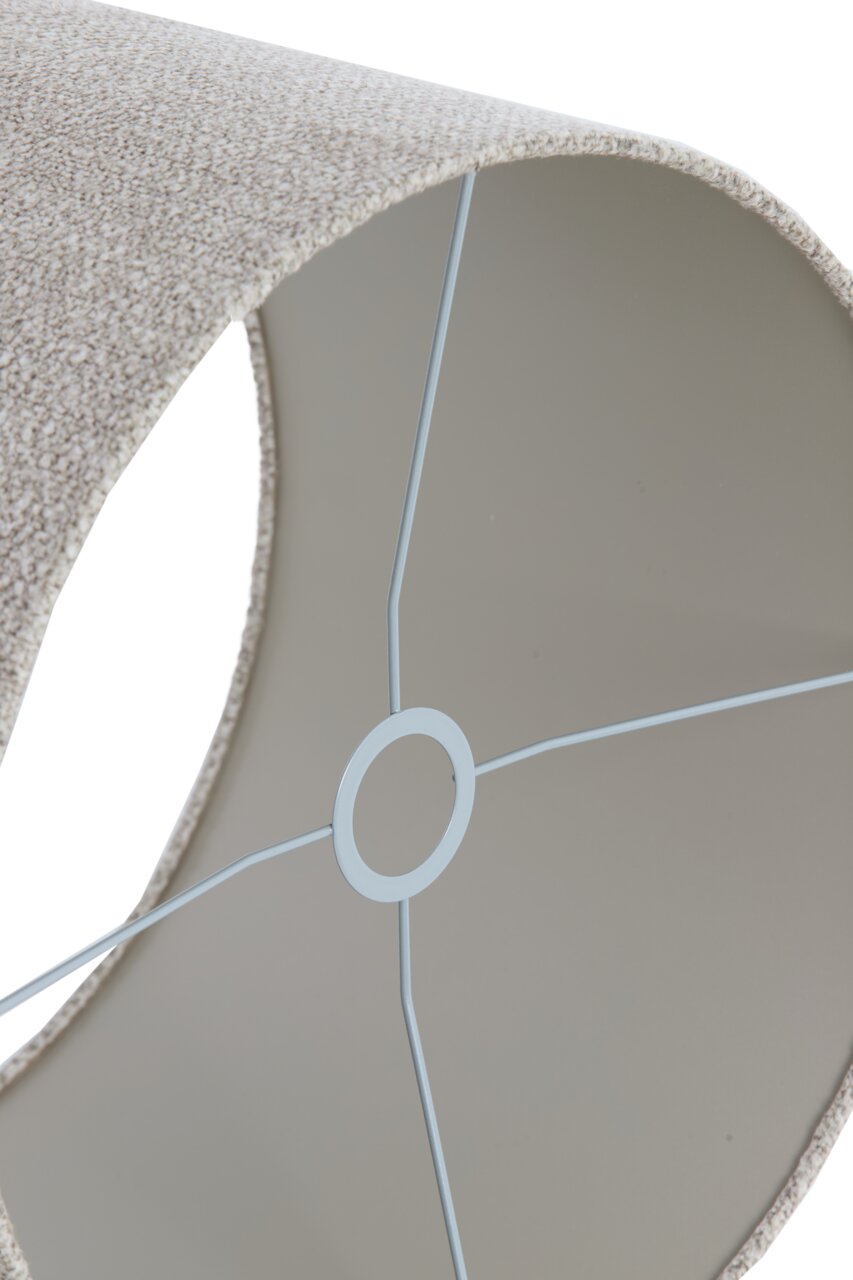 Nahaufnahme eines beige strukturierten Lampenschirms von innen, mit Drahtgestell sichtbar.