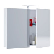 Weißer Spiegelschrank/Badschrank mit zwei Türen, eine Tür geöffnet und Innenfächer mit Pflegeprodukten sichtbar, frontale Ansicht leicht von rechts auf weißem Hintergrund