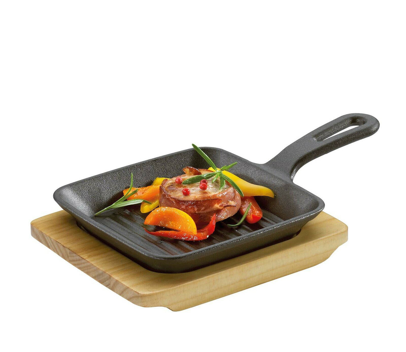 BBQ Grillpfanne mit Holzbrett, gefüllt mit gegrilltem Fleisch und Gemüse, seitliche Perspektive