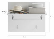 Frontale Ansicht einer weißen Garderobenkombination mit Hut, Zeitschriften und Boxen auf einem Regalbrett, darunter Haken und eine Stange.