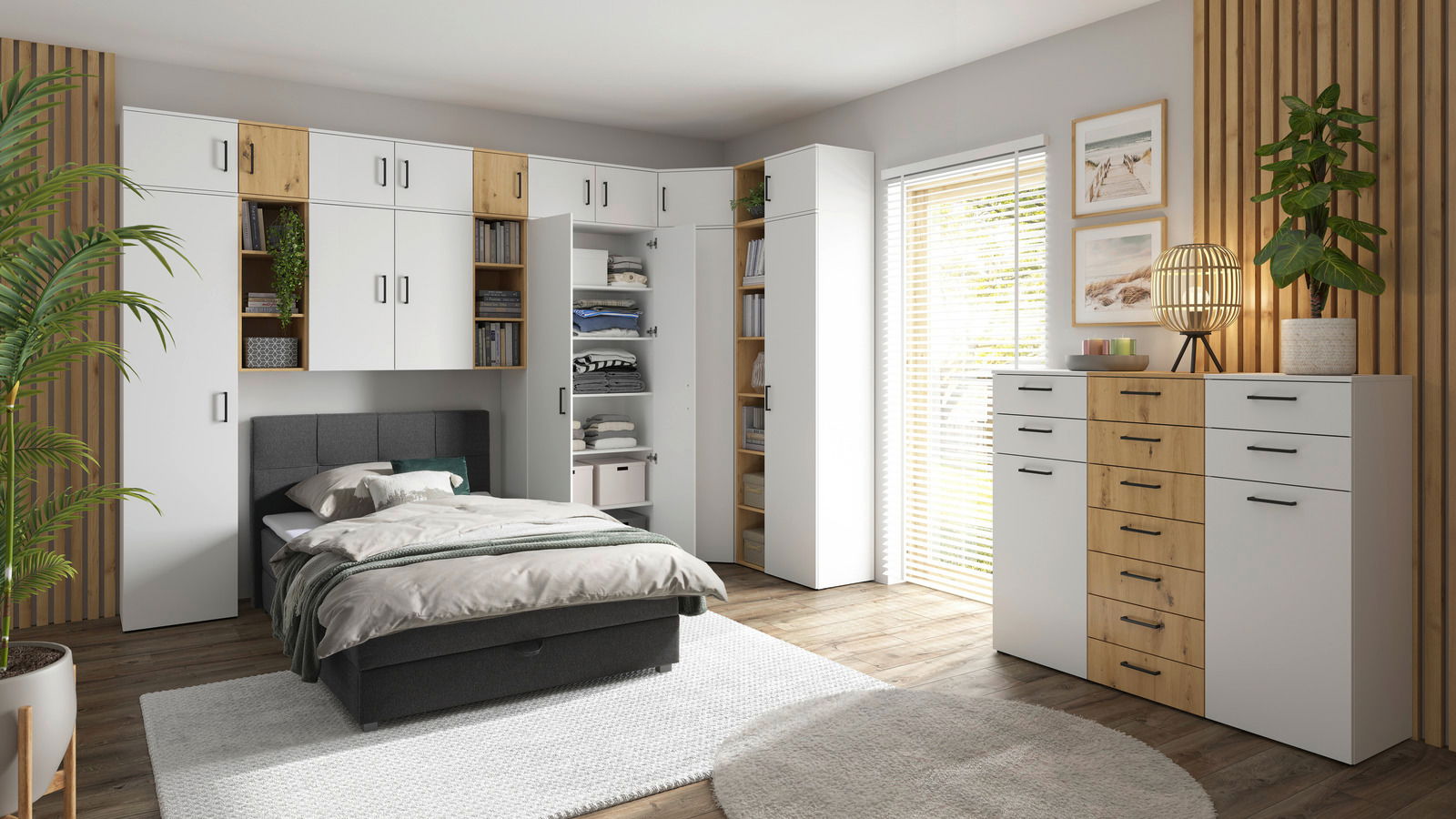 Moderne Schlafzimmermöbel mit weißen und holzfarbenen Schränken, Kommoden und Regalen, perspektivisch von vorne rechts aufgenommen.